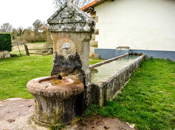 Une vieille fontaine dans un village — Photo