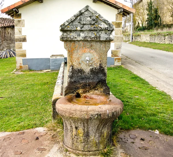 Uma fonte velha em uma aldeia — Fotografia de Stock