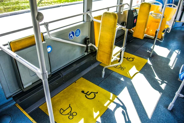 Place pour handicapés et bébés dans un bus — Photo