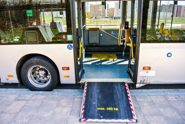 Rampe d'accès pour personnes handicapées et bébés dans un bus — Photo