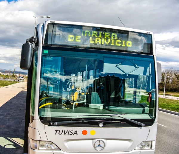 Parte anteriore di un autobus snodato in Spagna — Foto Stock