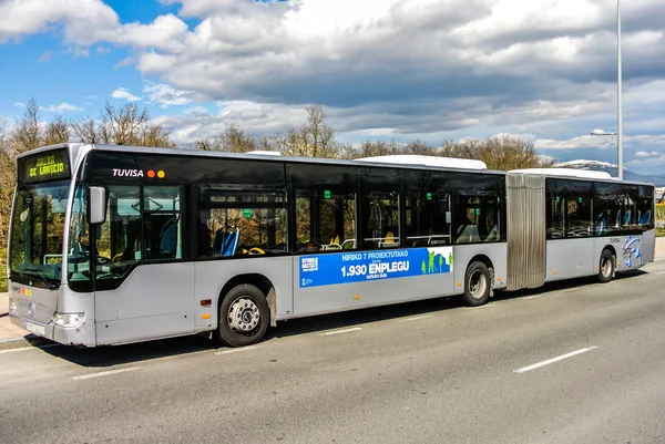 Blick auf einen Gelenkbus in Spanien — Stockfoto