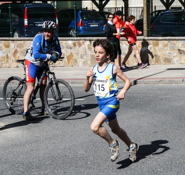 Mehrere Läufer, die am Murgia-Rennen (alava, spanien) teilnehmen) — Stockfoto