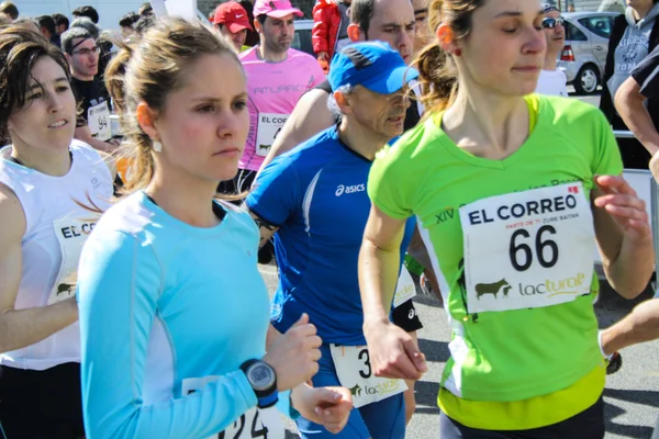 Flera löpare deltar i loppet av murgia (alava, Spanien) — Stockfoto