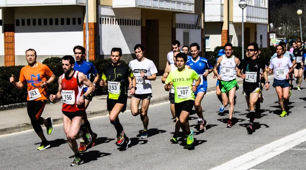 Flera löpare deltar i loppet av murgia (alava, Spanien) — Stockfoto