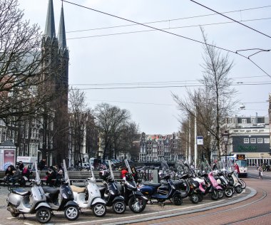 bir sokak de amsterdam (Hollanda, Avrupa motosiklet)