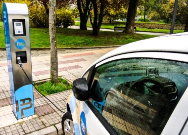 Elektrikli bir araba meyilli şarj