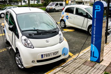 Elektrikli bir araba meyilli şarj