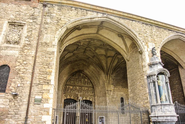 La virgen Blanca cerca de la iglesia de San Miguel en Vitoria Álava, España — Foto de Stock