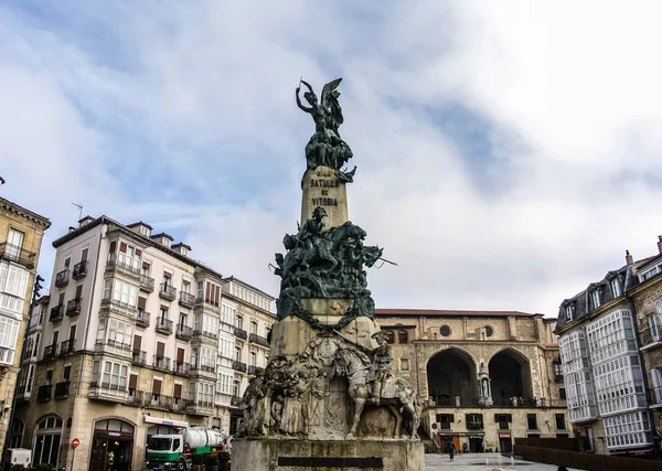 Um monumento sobre a Batalha de Vitória na Praça Virgen Blanca — Fotografia de Stock