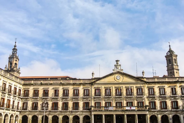 Het Spaanse plein en de san miguel kerk in vitoria — Stockfoto