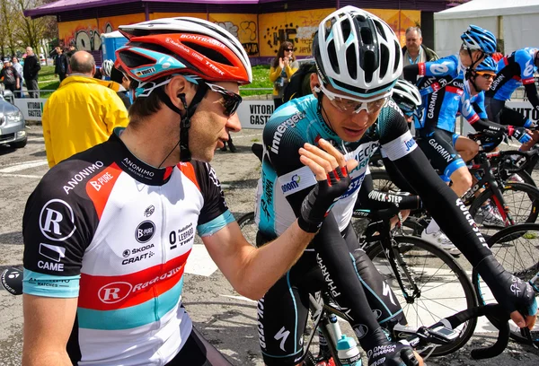 Jens Voight y Tony Martin hablan antes de la carrera de salida en el Tour del País Vasco — Foto de Stock