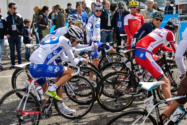 Algunos ciclistas hablan antes de la carrera de salida en el Tour del País Vasco — Foto de Stock