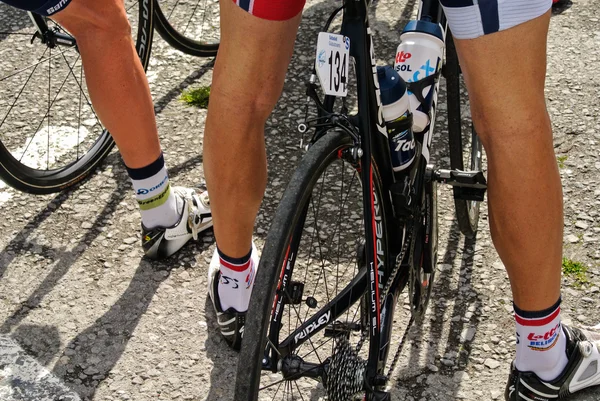 Die Beine eines Radfahrers bei der Baskenland-Rundfahrt — Stockfoto