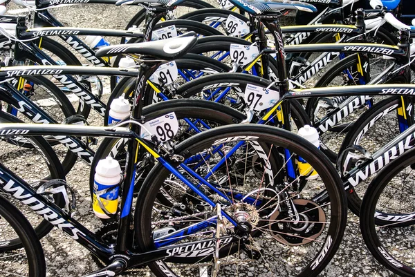 Les vélos de Team Saxo Bank dans le Tour du Pays Basque Images De Stock Libres De Droits