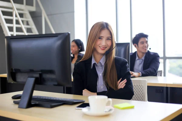 Asia Call Center Workers Confident Business Headset Soporte Cliente — Foto de Stock