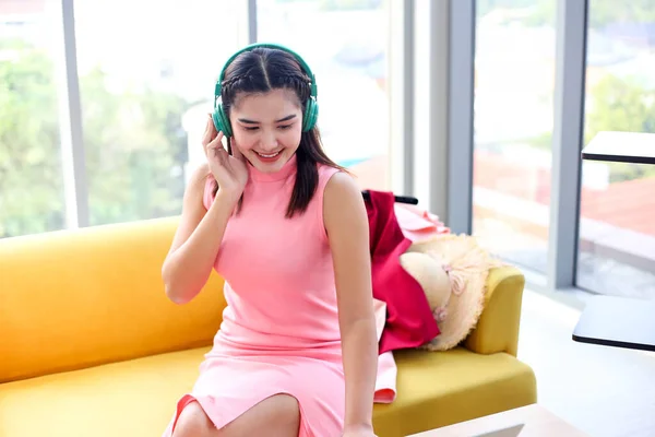 Mulher Asiática Beleza Blogger Vlogger Usar Fones Ouvido Desfrutar Música — Fotografia de Stock