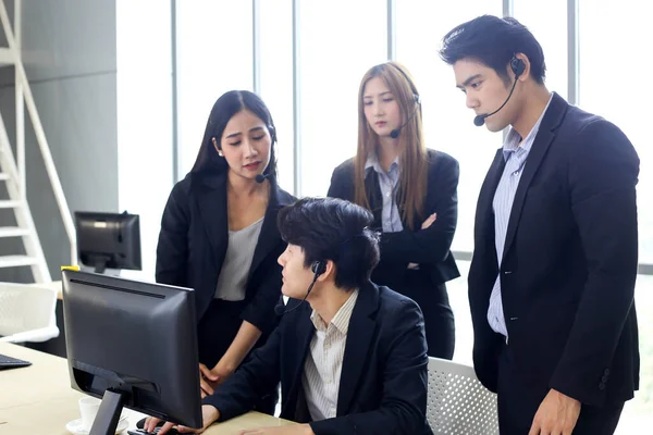 Asia Group Call Center Werknemers Zelfverzekerd Business Team Met Headset — Stockfoto