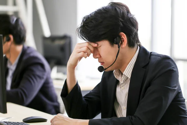 Asian Man Seriöser Callcenter Betreiber Drahtlosen Headset Gespräch Mit Dem — Stockfoto