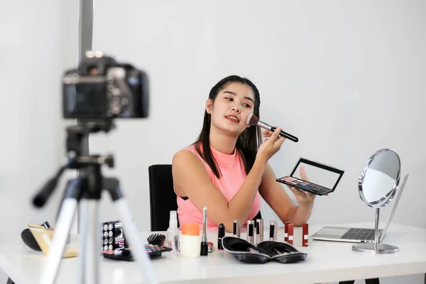 Asian Woman Beauty Blogger Vlogger Review Cosmetic Product Online Influencer — Stock Photo, Image