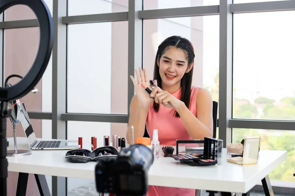 Mulher Asiática Beleza Blogger Vlogger Revisão Produto Cosmético Online Influencer — Fotografia de Stock