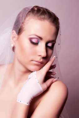 Gelin peçe ve pembe makyaj ile