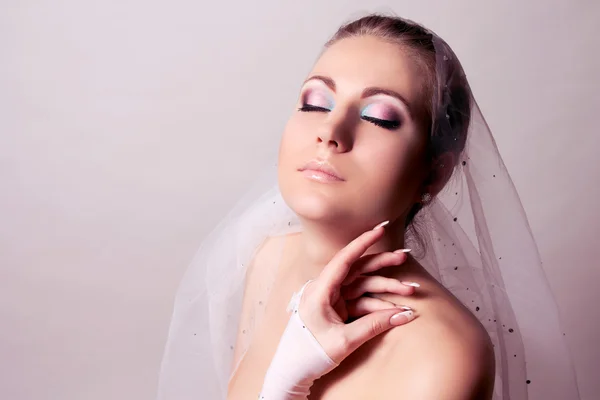 Невеста с вуалью и розовым макияжем — стоковое фото