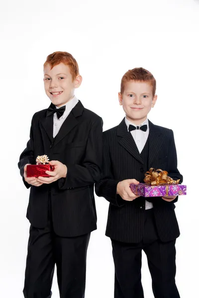 Roodharige jongens die geschenken verlenen — Stockfoto