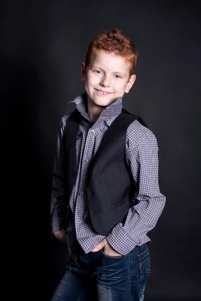 Emotional red-haired boy in the studio — Stock fotografie