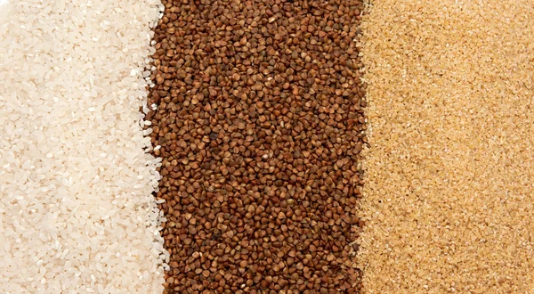 De korrels van boekweit, rijst en tarwe — Stockfoto