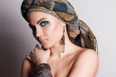 Türbanlı Türk kadın. Moda..