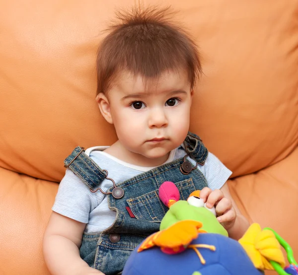 Niño pequeño en el sofá — Foto de Stock