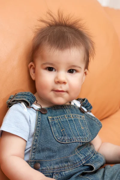 Niño pequeño en el sofá — Foto de Stock