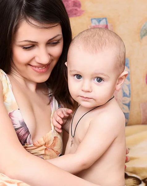 Alegre niño y hermosa madre en casa . —  Fotos de Stock