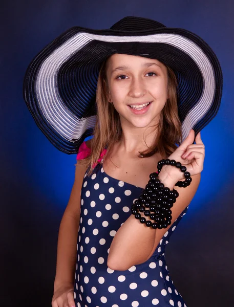 Krásná dívka v plavkách a klobouk. — Stock fotografie