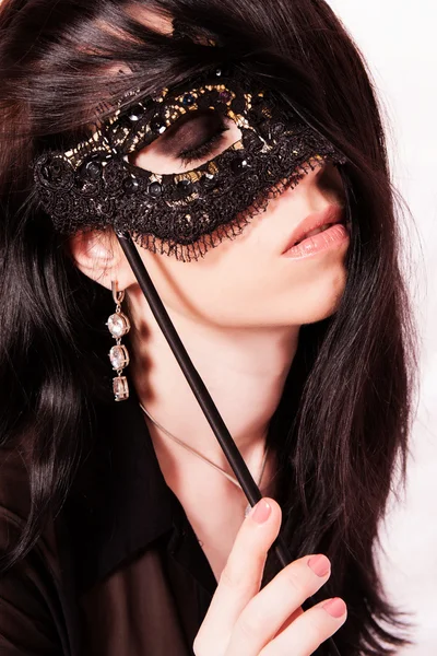 Vacker ung kvinna med en mask. — Stockfoto