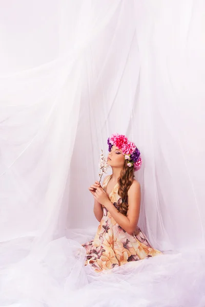 Chica con una corona de flores en el pelo . —  Fotos de Stock