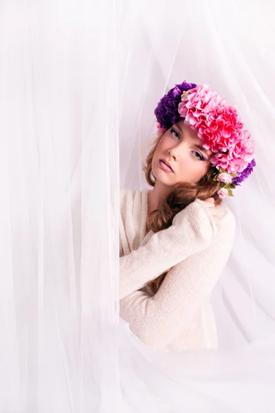 彼女の髪の花の花輪を持つ少女. — ストック写真