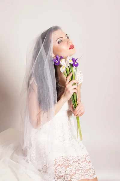 Noiva romântica com um véu e íris . — Fotografia de Stock