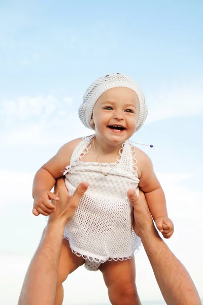 Joven padre con su hija en la playa . —  Fotos de Stock