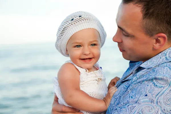 Joven padre con su hija en la playa . —  Fotos de Stock