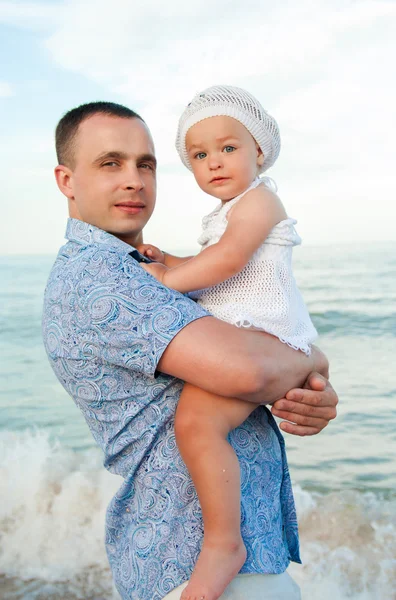 Młody ojciec z córką na plaży. — Zdjęcie stockowe