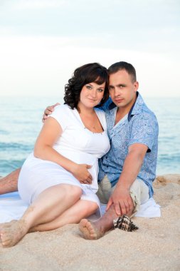 gebelik. seven çift sahilde genç.