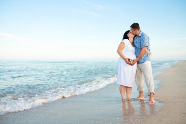 gebelik. seven çift sahilde genç.