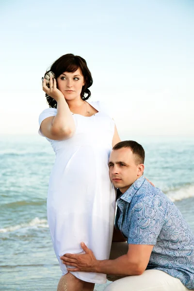 Gravidez. Jovem casal amoroso na praia . — Fotografia de Stock