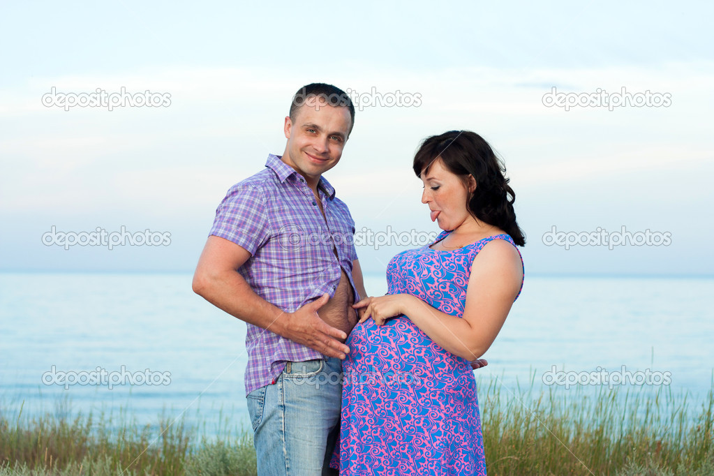 Grossesse Jeunes épris De Couple Sur La Plage