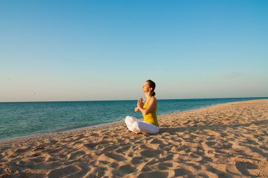 Yoga sunrise plajda.
