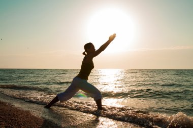 Yoga sunrise plajda.