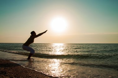 Yoga sunrise plajda.