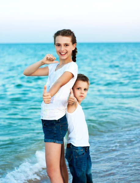 Zus en broer op de avond strand. gelukkige familie. — Stockfoto